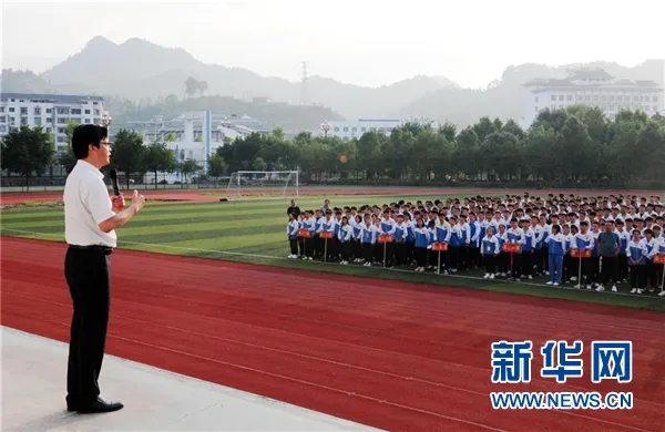 陈立群为台江县民族中学高三新生作动员讲话（2019年9月3日摄）。新华社记者 胡星 摄