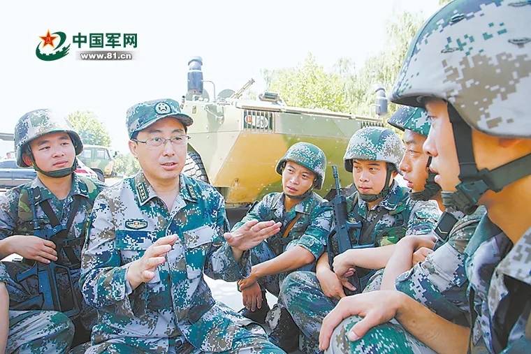 韦昌进（左二）为某兵种训练基地官兵讲战斗故事。毕华明摄