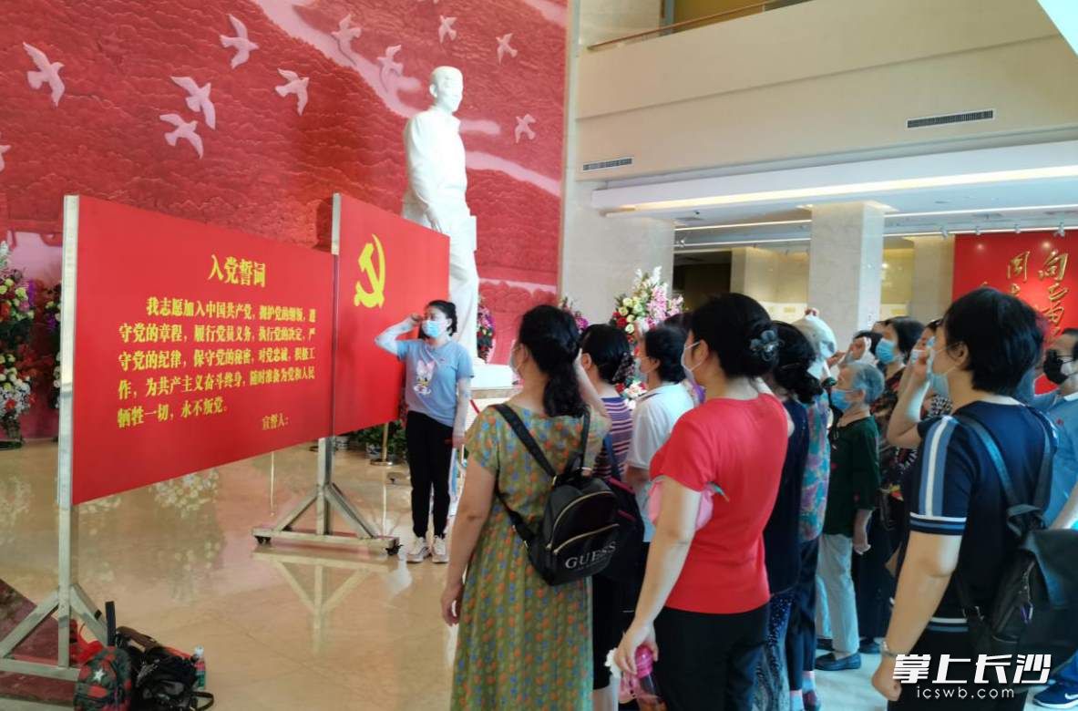 湘府社区党员在雷锋纪念馆内重温入党誓词