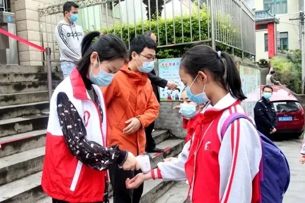 李莎在龙胜小学开学时在门口测体温 来源：华南理工大学