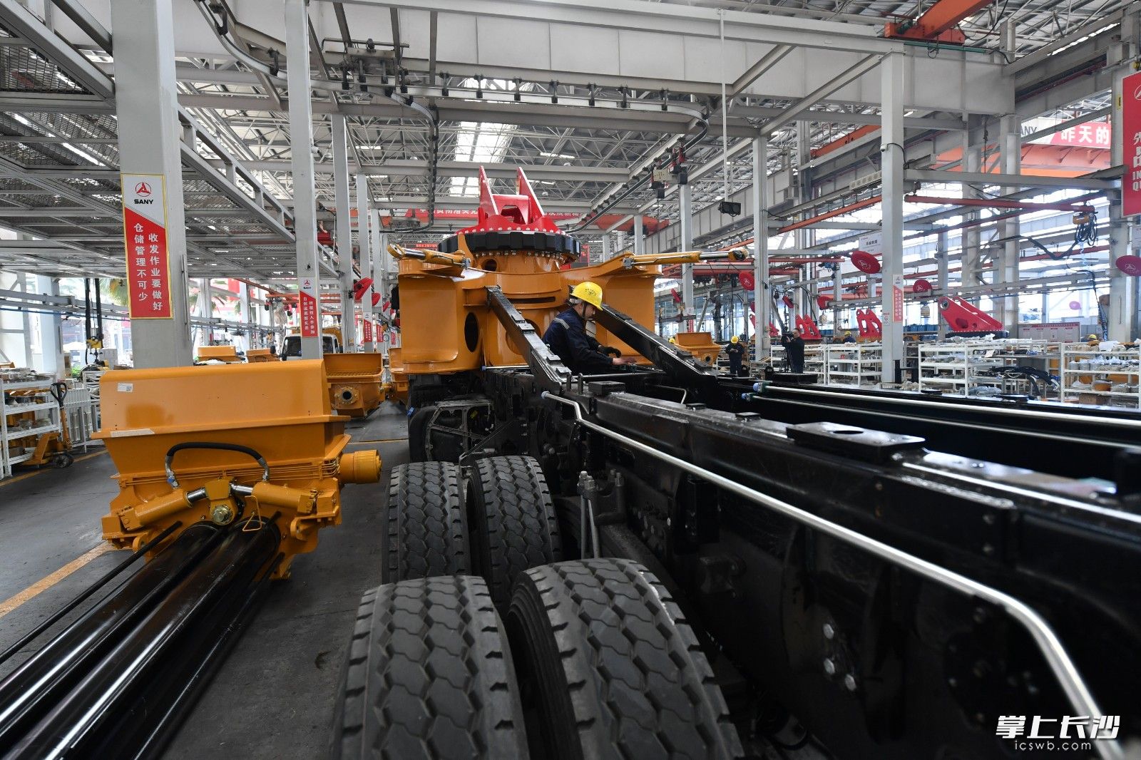 三一重工18号厂房是亚洲最大最先进的智能化制造车间，可以实现69种产品的混装柔性生产。长沙晚报全媒体记者 王志伟 摄