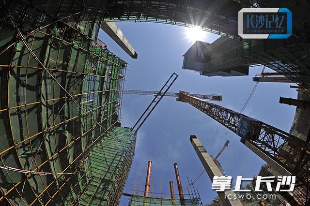 2016年7月29日，一根15米长的贝雷梁从百米深坑底部被吊至16米标高空中，标志着该项目正式进入16米平台施工阶段。