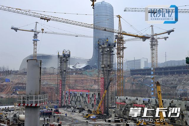 2017年12月27日，湘江欢乐城欢乐雪域项目主桁架顺利提升。