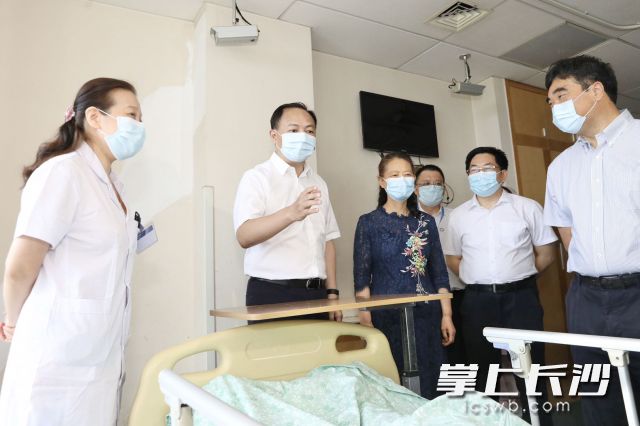 郑建新在湘雅三医院国家移植工程研究中心调研，并看望住院治疗中的患者。刘书勤 摄