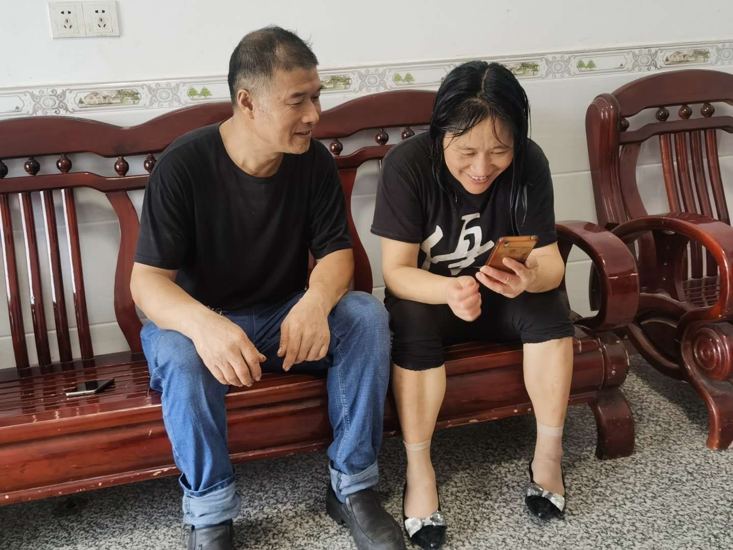 李岳红夫妇下班时间最开心的事便是和在长沙工作的大女儿微信视频聊天。