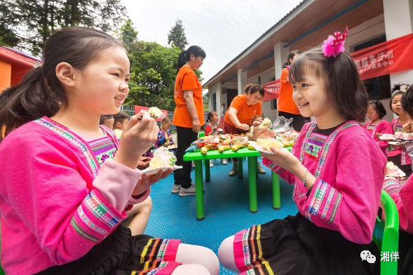 5月28日，通道侗族自治县陇城镇安乡小学，志愿者为20名留守儿童送去“六一”儿童节礼物。尹序平 徐月明 摄