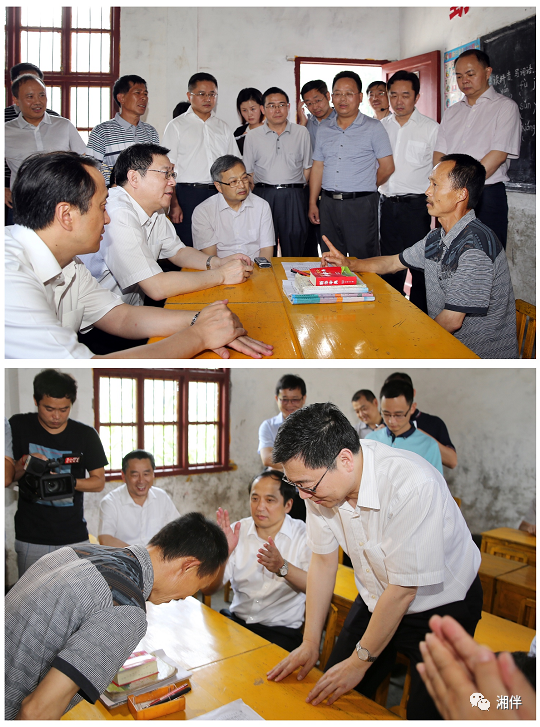 2014年7月6日，时任省长的杜家毫在桑植县柏杨村教学点调研时，与朱德雄老师相互鞠躬致敬。湖南日报记者 罗新国 摄
