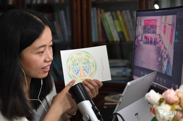 5月29日，长沙师范学院美术与设计学院张莉团队，通过网络给留守儿童开展绘画心理公益辅导。湖南日报记者 徐行 摄