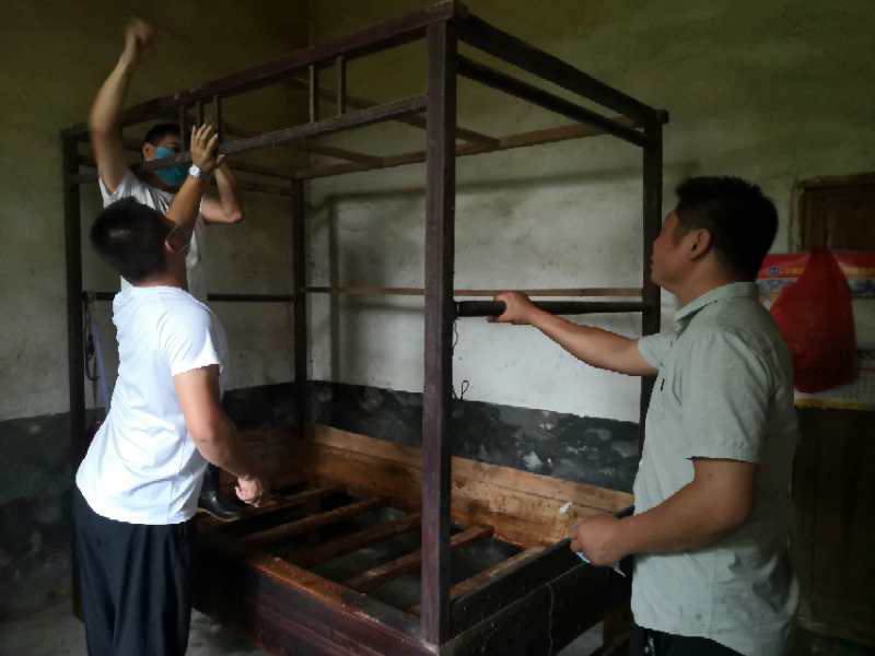 新宏村驻村工作队帮助贫困户陈桂香搬房间