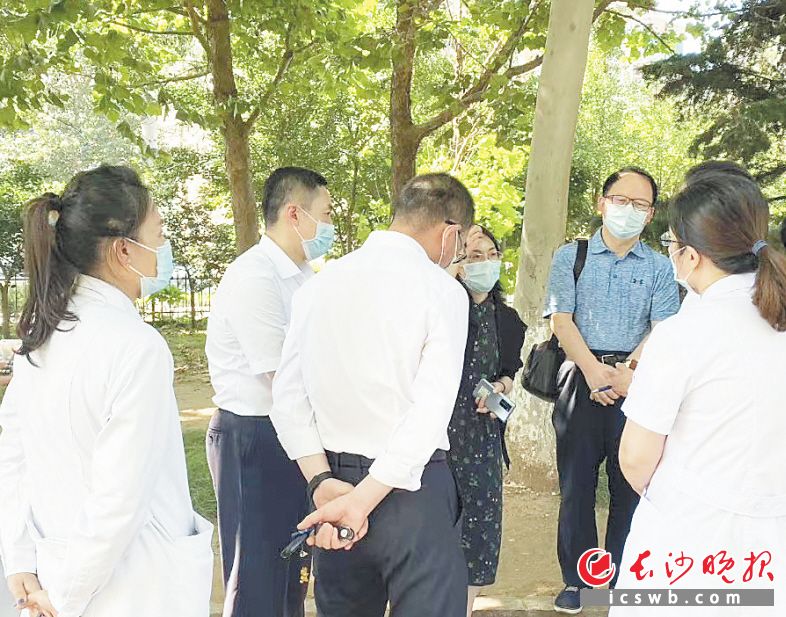 7月底，吴安华（左五）又一次奔赴大连，执行新的抗疫任务。图片均由吴安华提供