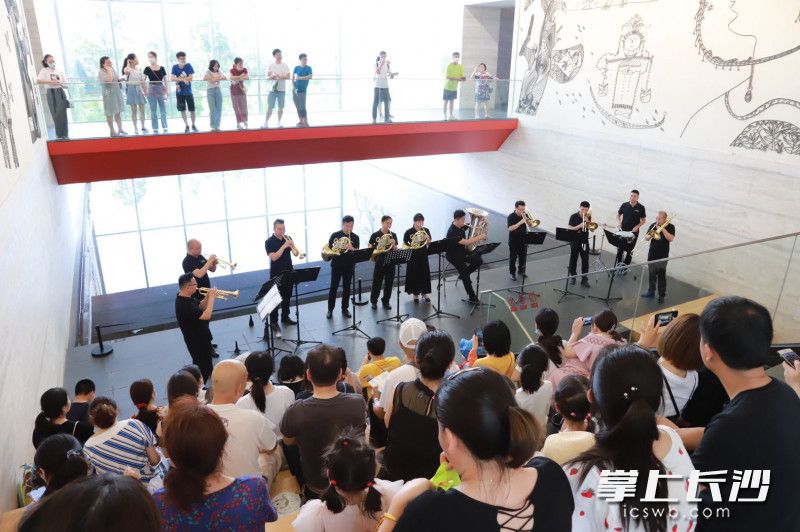 6月13日，长沙交响乐团在李自健美术馆带来2020年长沙市“百村千场文化进万家”文艺演出进景区“夏之恋·在长沙”假日音乐会。