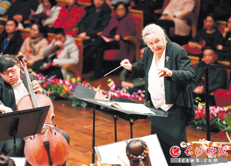 在2020长沙新年音乐会上担任指挥的新中国第一位歌剧、交响乐女指挥家郑小瑛