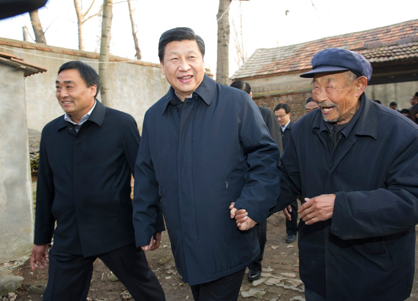 2013年11月25日下午，习近平在地处沂蒙老区的临沭县曹庄镇朱村亲切地拉着83岁的“老支前”王克昌的手去他家看望。新华社记者 谢环驰 摄