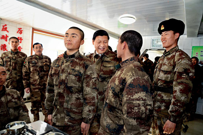 2014年1月26日，习近平主席在内蒙古军区边防某团一连食堂，亲切地拍着新兵刘博阳（前左一）、余兵（前左三）的肩膀，询问他们是哪里人，连队饭菜是否可口