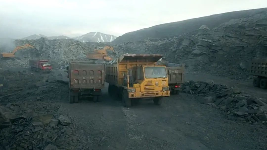 图为聚乎更矿区一井田煤矿非法开采现场。
