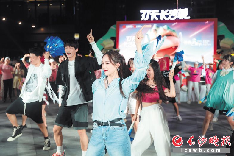 8月6日，“青春芒果节 打卡长沙城”第七站来到开福区富兴时代广场。　　长沙晚报全媒体记者 易亿 摄