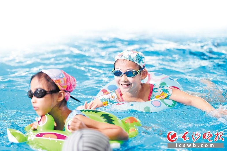 暑期向中小学生免费开放游泳场馆得到了家长和孩子们的一致好评。
