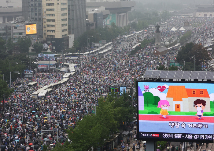 8月15日，“爱第一”教会成员参与首尔光化门集会