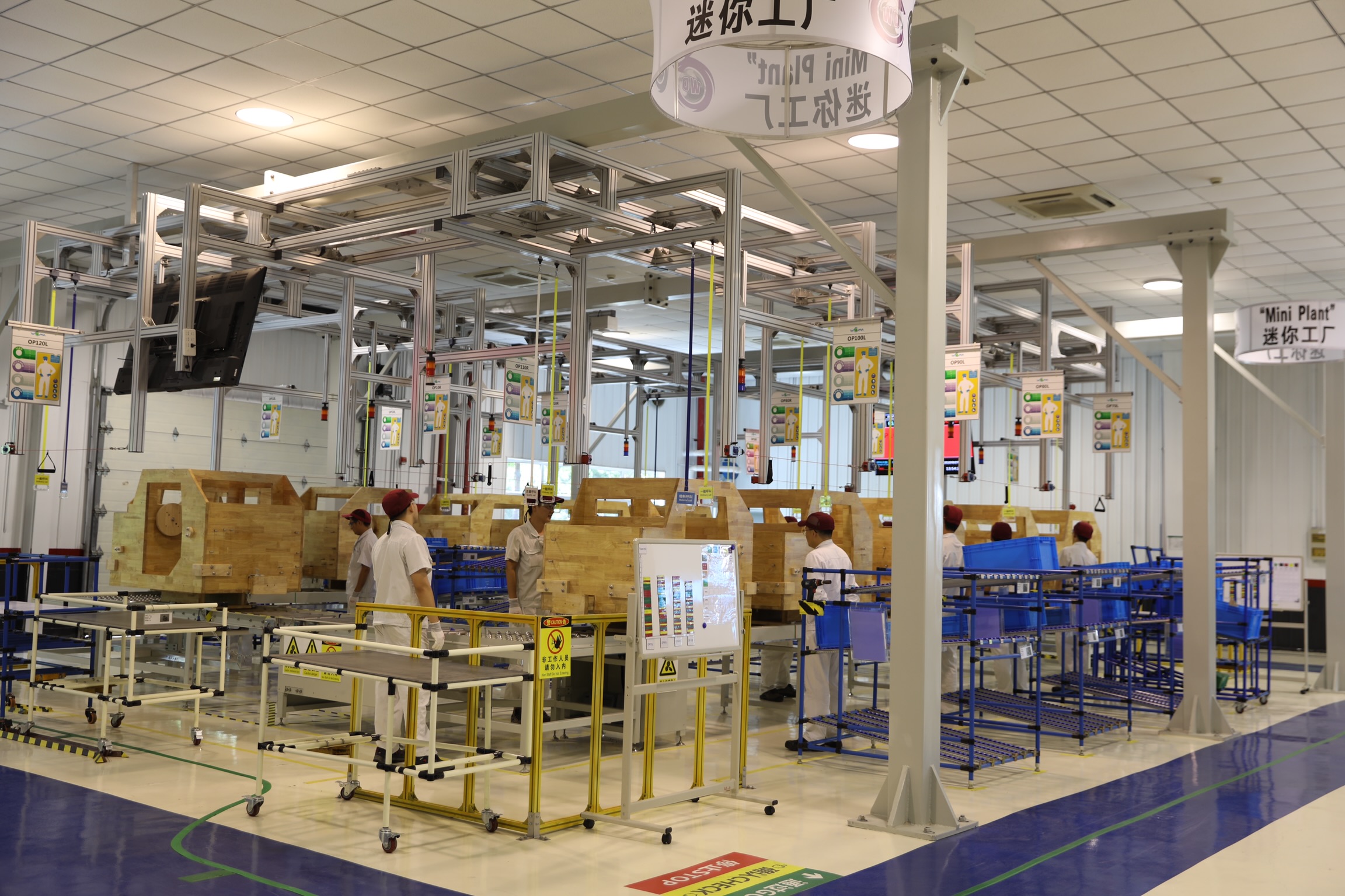 广汽菲克员工正在WCM学院模拟生产线-mini工厂参加实操技能提升培训。均为长沙晚报通讯员王龙 摄