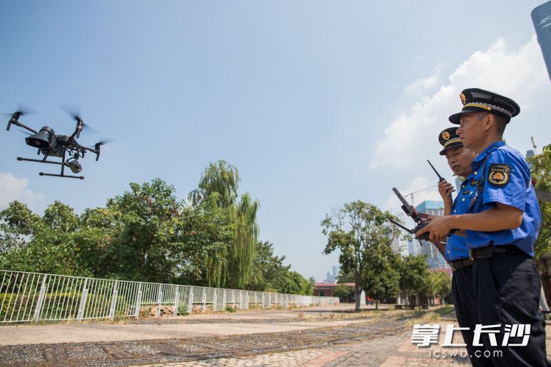 中元节前夕，天心区城管执法大队引入无人机设备，对河岸等重点地段开展空中巡查