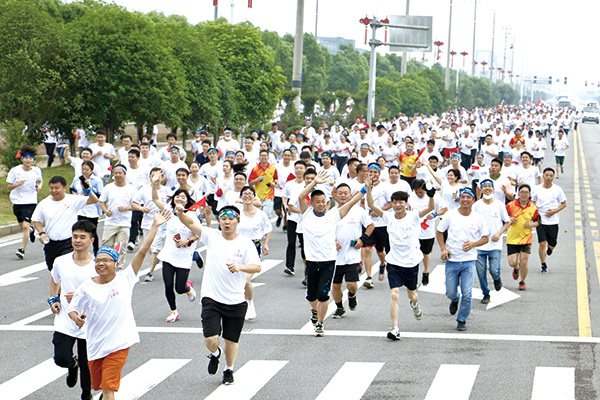 浏阳市广泛开展全民健身活动，经常参加体育锻炼的人数占总人口的比例逐年上升，图为环园绿跑活动现场。记者张迪