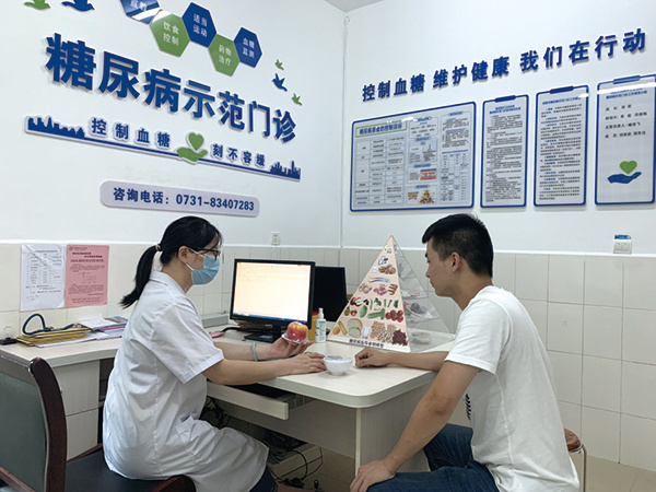 浏阳市已经建立了慢性病监测体系，为居民提供健康咨询服务。浏阳市卫健局供图