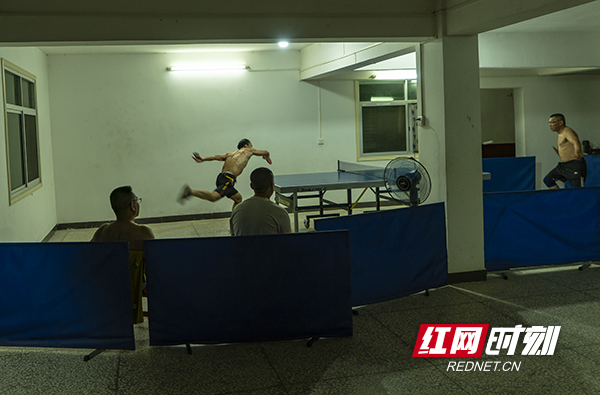 湖南岳阳平江县，乒乓球运动爱好者们光着膀子，汗流浃背在家门口的球室，尽情挥拍。