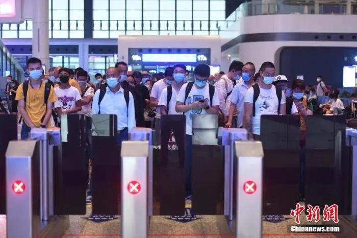 资料图：7月1日，旅客在重庆火车西站出行。陈超 摄