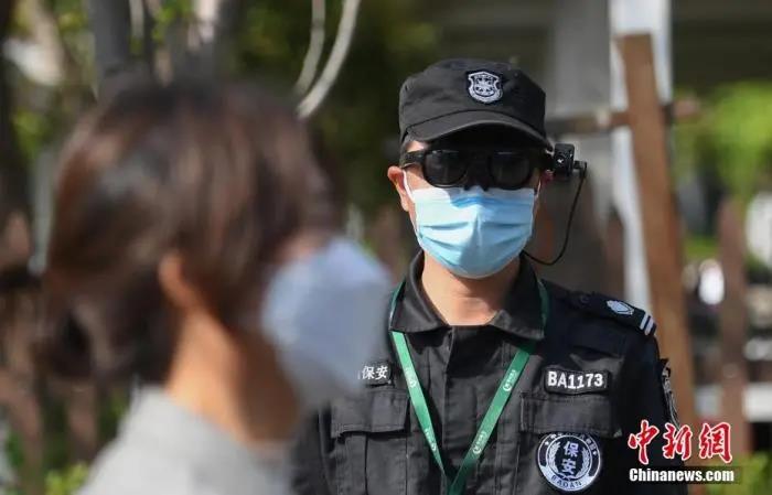 资料图：一位安保人员通过智能AR眼镜为游客测体温。中新社记者 王刚 摄