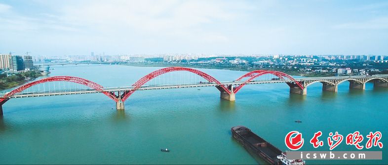 由湖南投资集团运营管理的黑石铺湘江特大桥全长3068米，是连接河东、河西的重要通道。湖南投资集团供图