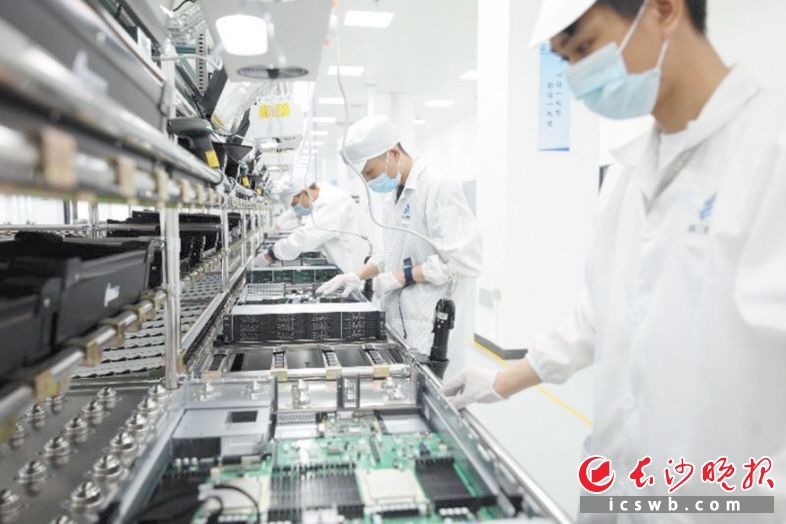 湘江鲲鹏目前已有服务器和PC机两条生产线投产，计划3年内实现8条生产线满负荷生产。长沙晚报通讯员 贺晴摄