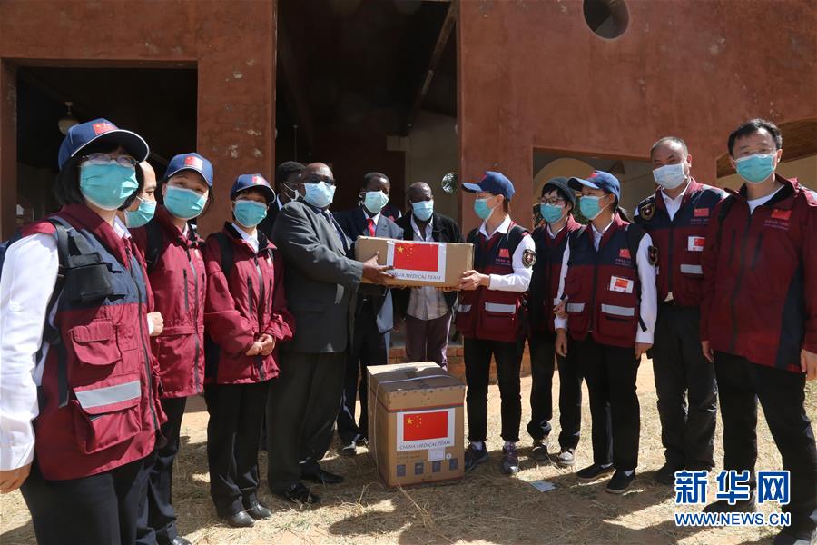 在津巴布韦中马绍纳兰省的姆武尔维医院，中国抗疫医疗专家组为当地医疗机构捐赠医疗物资（5月19日摄）。新华社记者 张玉亮 摄