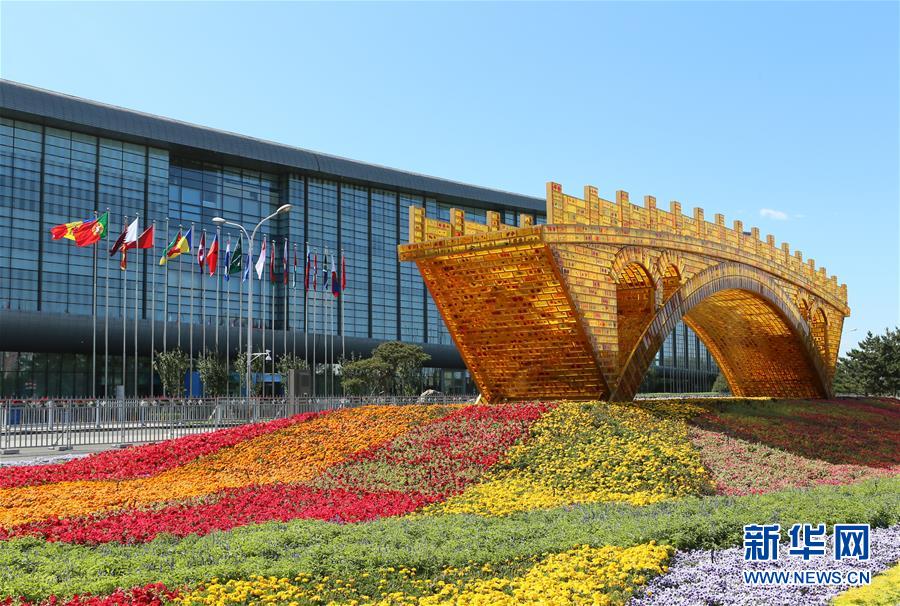 位于北京国家会议中心前的“丝路金桥”景观作品（2017年5月13日摄）。新华社记者 侯俊 摄