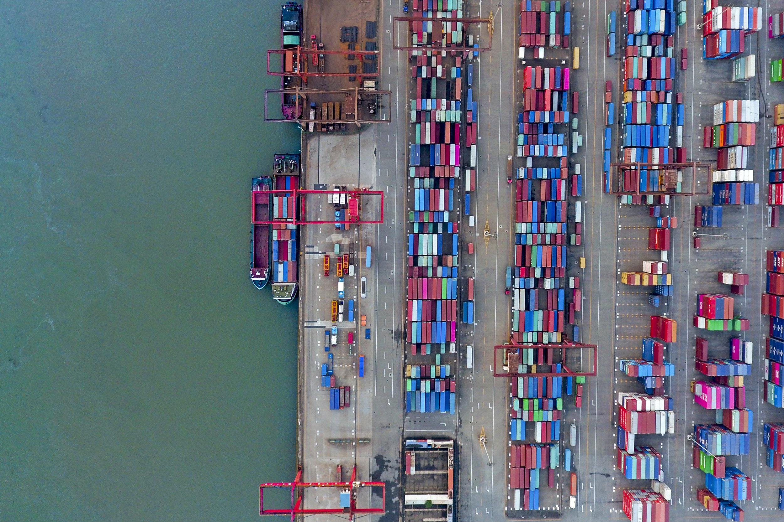 长沙新港码头上，整齐的摆满了集装箱，湖南产品在这里转运，走向海内外