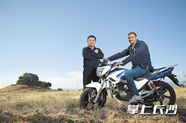 曹军汉和他的车间主任TILAHUN Meles骑着他们造的摩托车