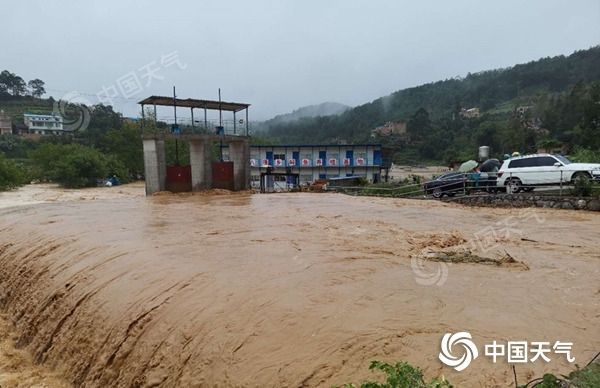 近日，降雨导致云南文山市某街道积水严重。（图/曾炜炜）