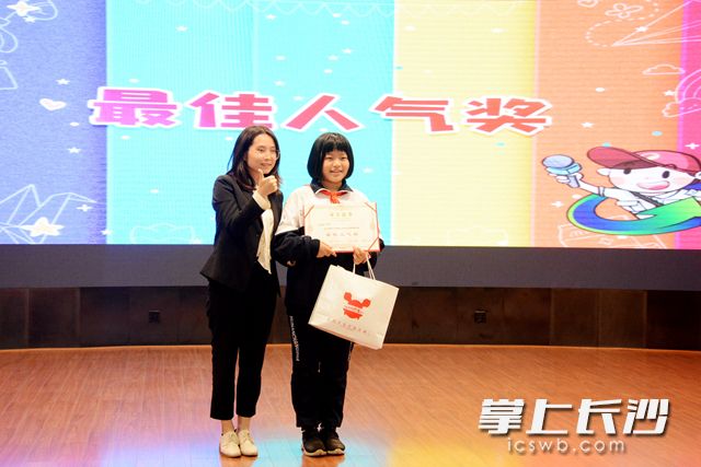李婧琪（右）获得一等奖和最佳人气奖，成为本次作文大赛的双奖得主。岑军 摄