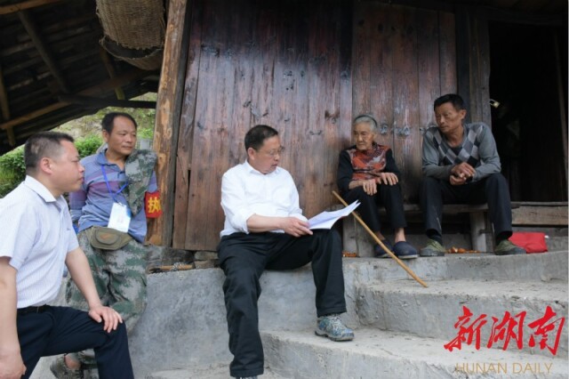 2019年4月20日，蒙汉（中）在村里走访贫困群众检查脱贫攻坚工作。