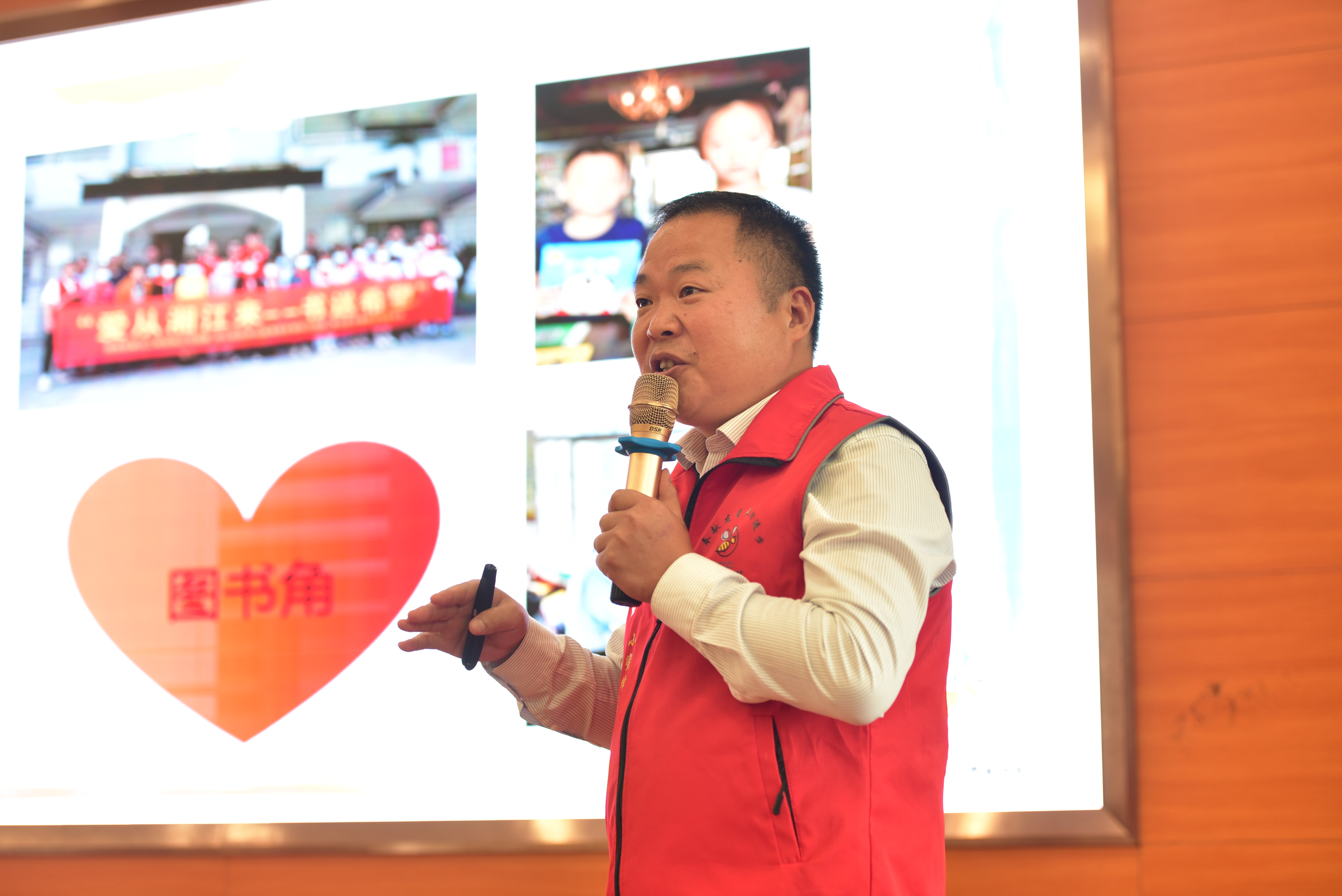 杨士泉讲述自己和志愿者们开展志愿服务的故事。