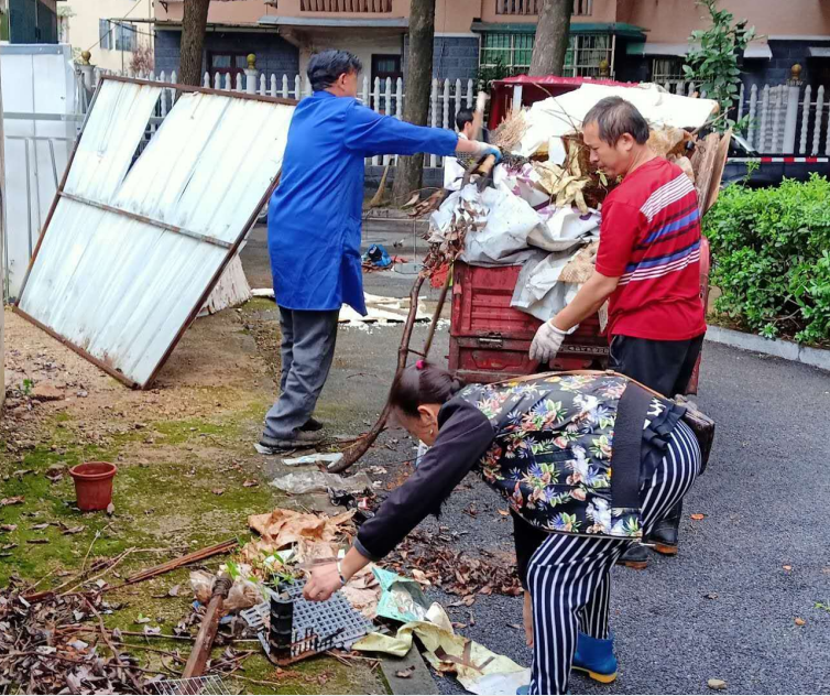浦沅社区老党员在清理杂物。