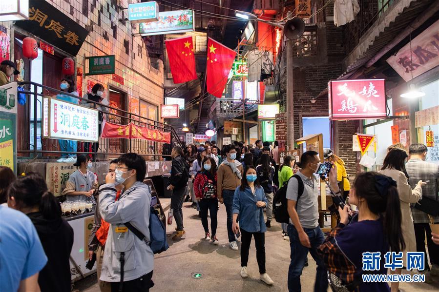 10月5日，游客在“网红店”超级文和友内参观。新华社记者 陈思汗 摄