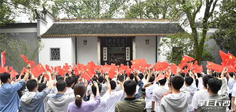 10月2日上午，湖南大学部分学子齐聚岳麓书院举行了“我的祖国”主题快闪活动。长沙晚报全媒体记者 余劭劼 摄