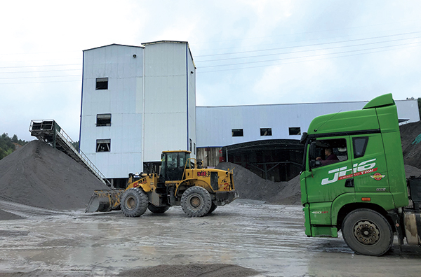 浏阳市马场建材有限公司机制砂日生产能力可达2000吨。记者聂煜