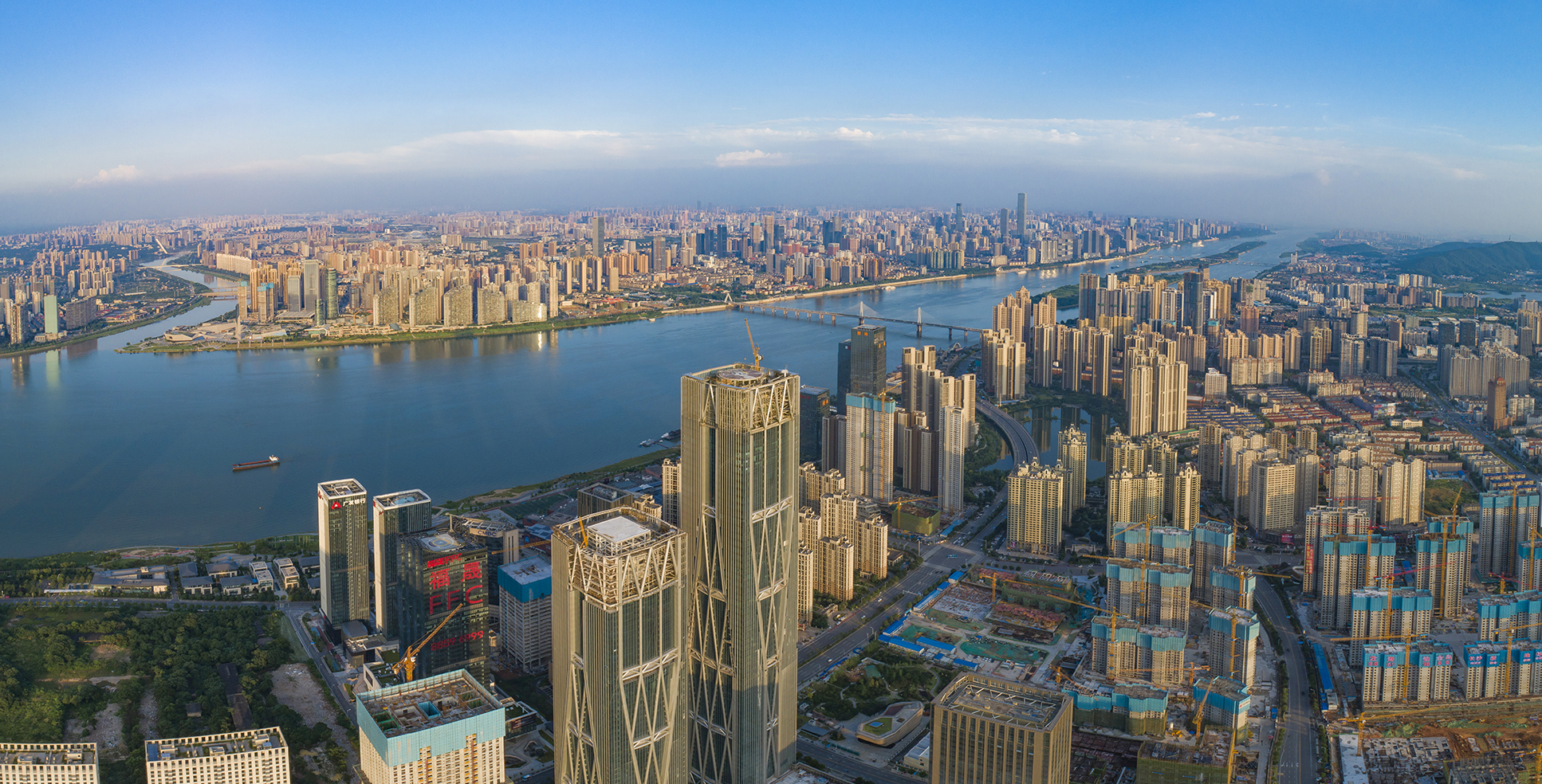 湘江西岸，一座座摩天大楼刷新着城市的天际线，让长沙活力十足。罗杰科 摄
