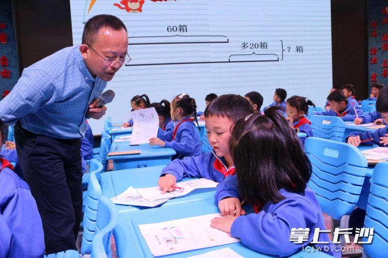 全国数学特级教师徐斌正在上课中。照片由学校提供。