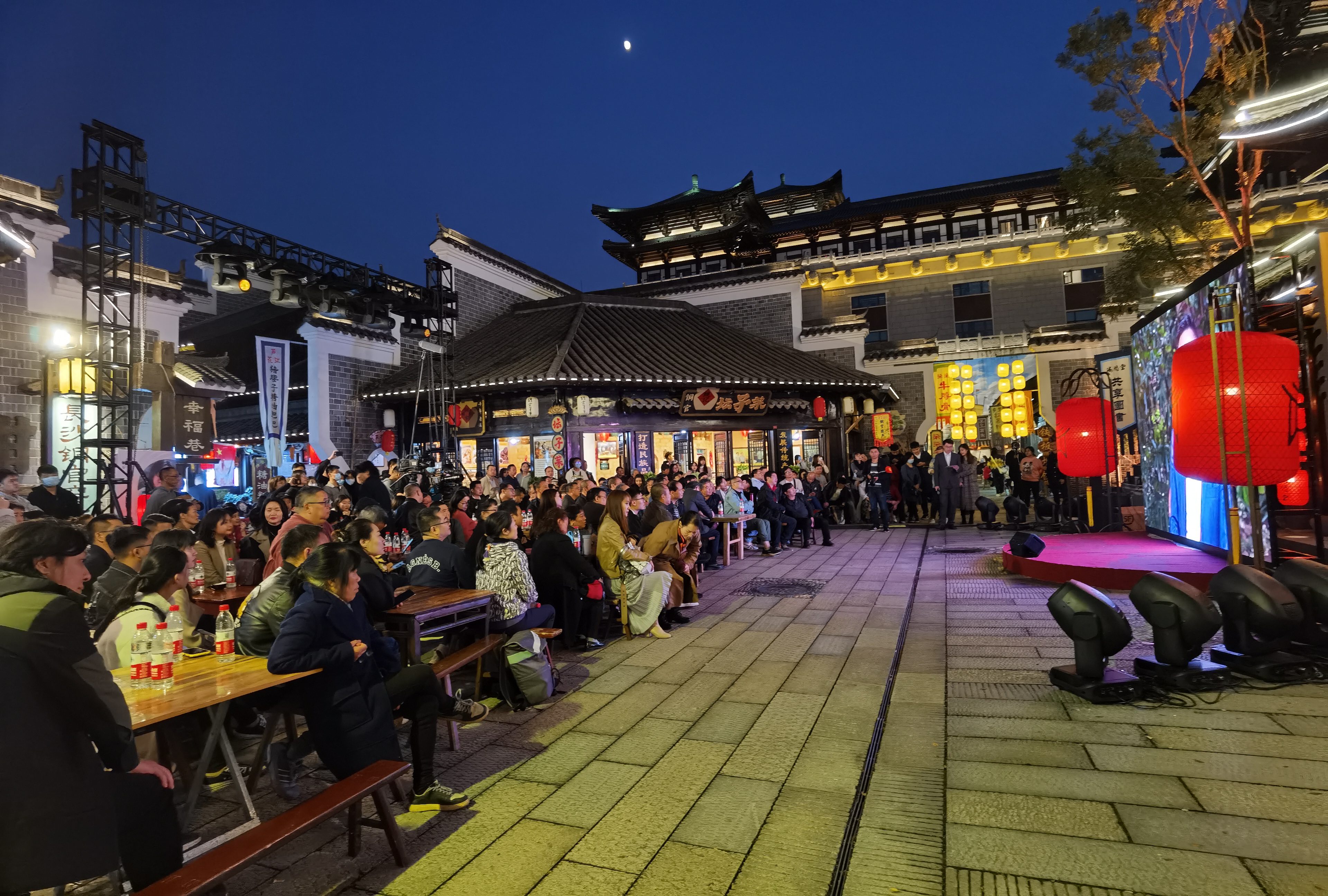 作为长沙铜官媒体艺术季的重要板块，10月26日晚，中国先锋戏剧青年设计师提名展在铜官草市开幕。均为黄启晴摄