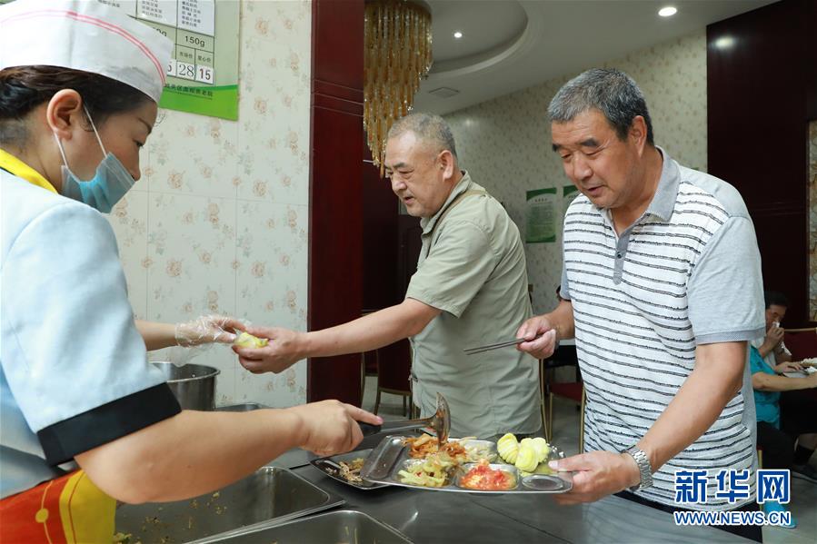 老人们在甘肃兰州市鸿瑞园虚拟养老院餐厅就餐（2019年7月31日摄）。新华社记者 梁军 摄