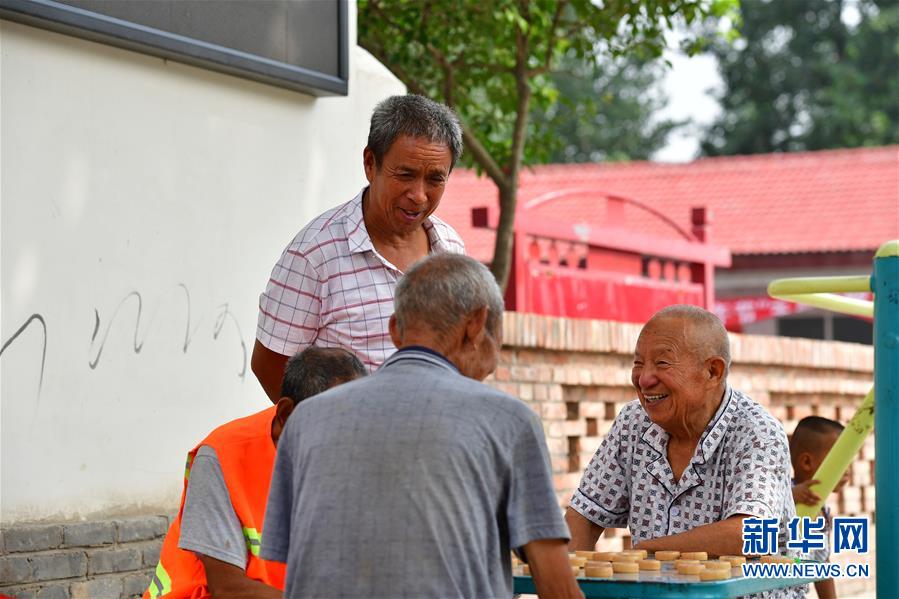 河南兰考东坝头乡张庄村的几位老人在下象棋（2018年6月20日摄）。新华社记者 冯大鹏 摄