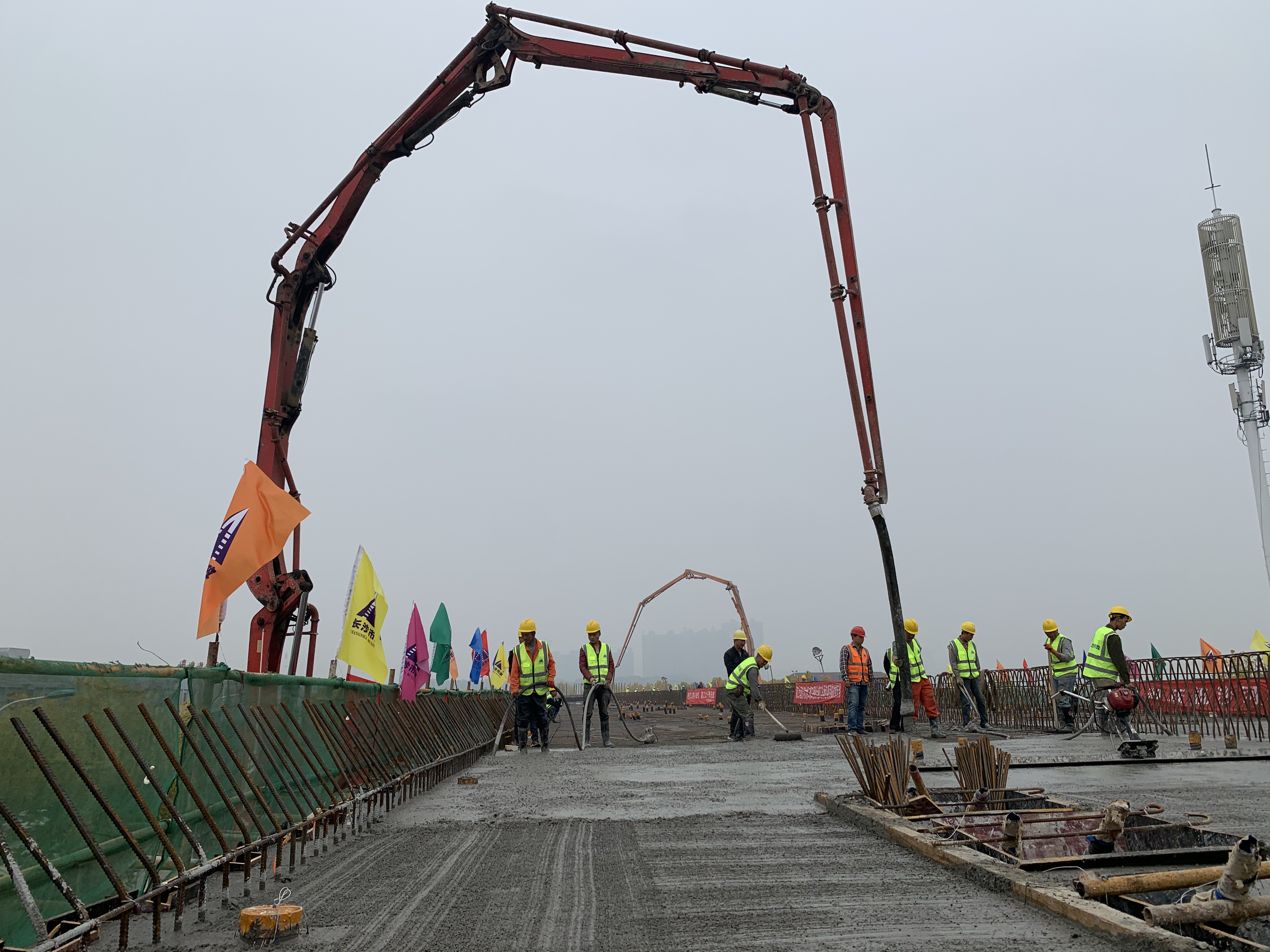 湘江大道沙河大桥二期工程施工现场。