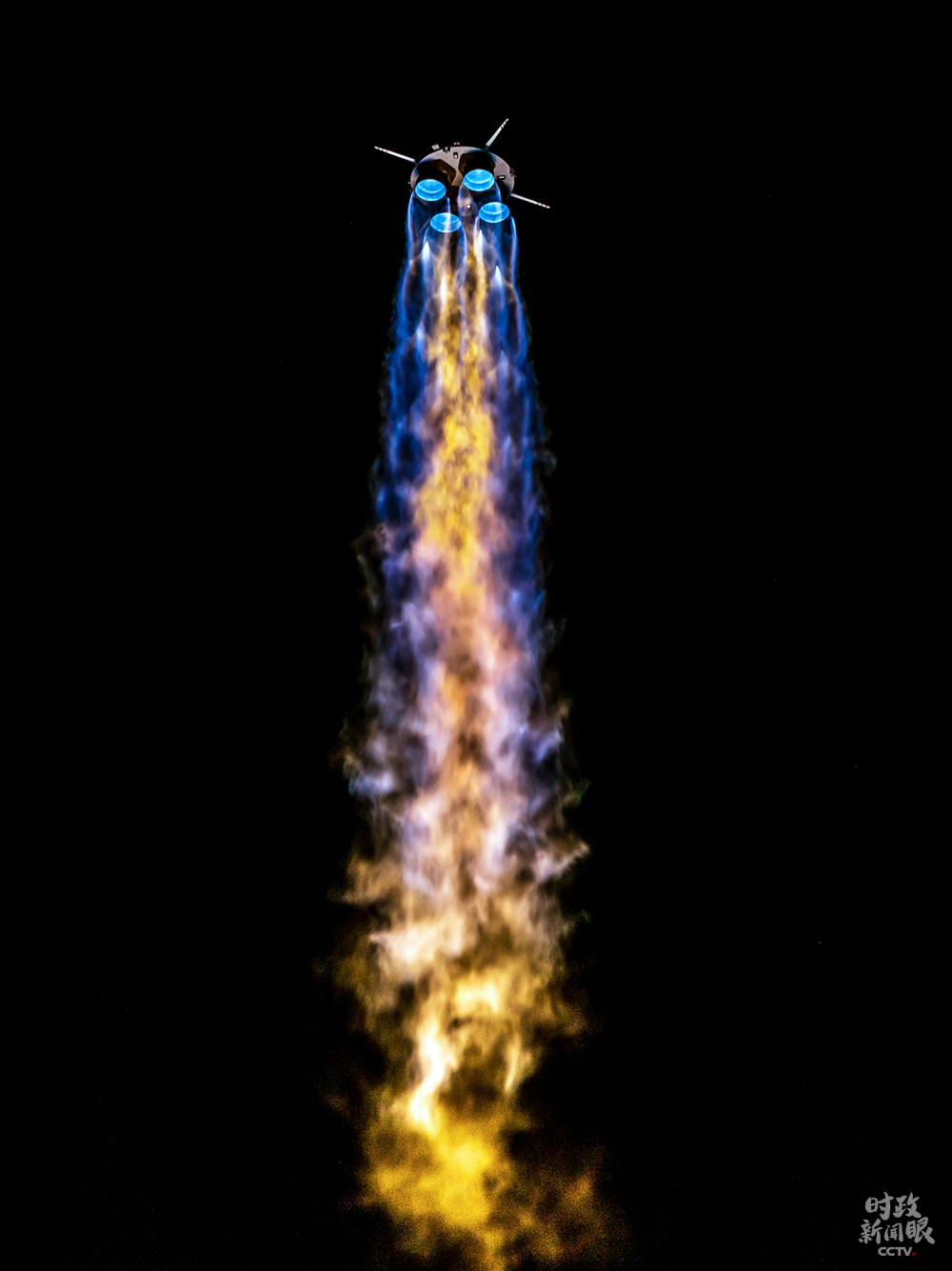 △10月26日，我国在西昌卫星发射中心使用长征二号丙运载火箭成功将遥感30号07组卫星送入预定轨道。这是壮观的火箭尾焰特写。